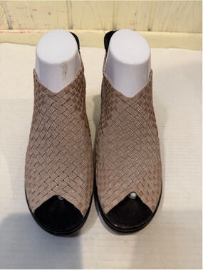 Women's Bernie Mev. Beige Black Woven Wedge Sandals Size 8.5